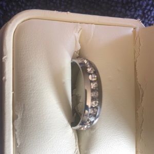 New ring with stones in the middle around size 10